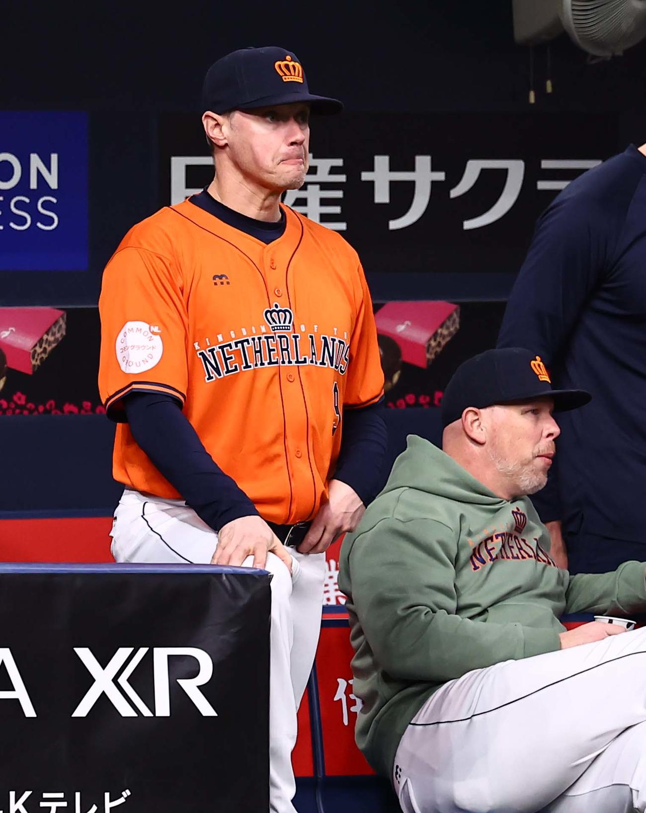 日本対オランダ　トフーン監督（左）は試合を見守る（撮影・上田博志）