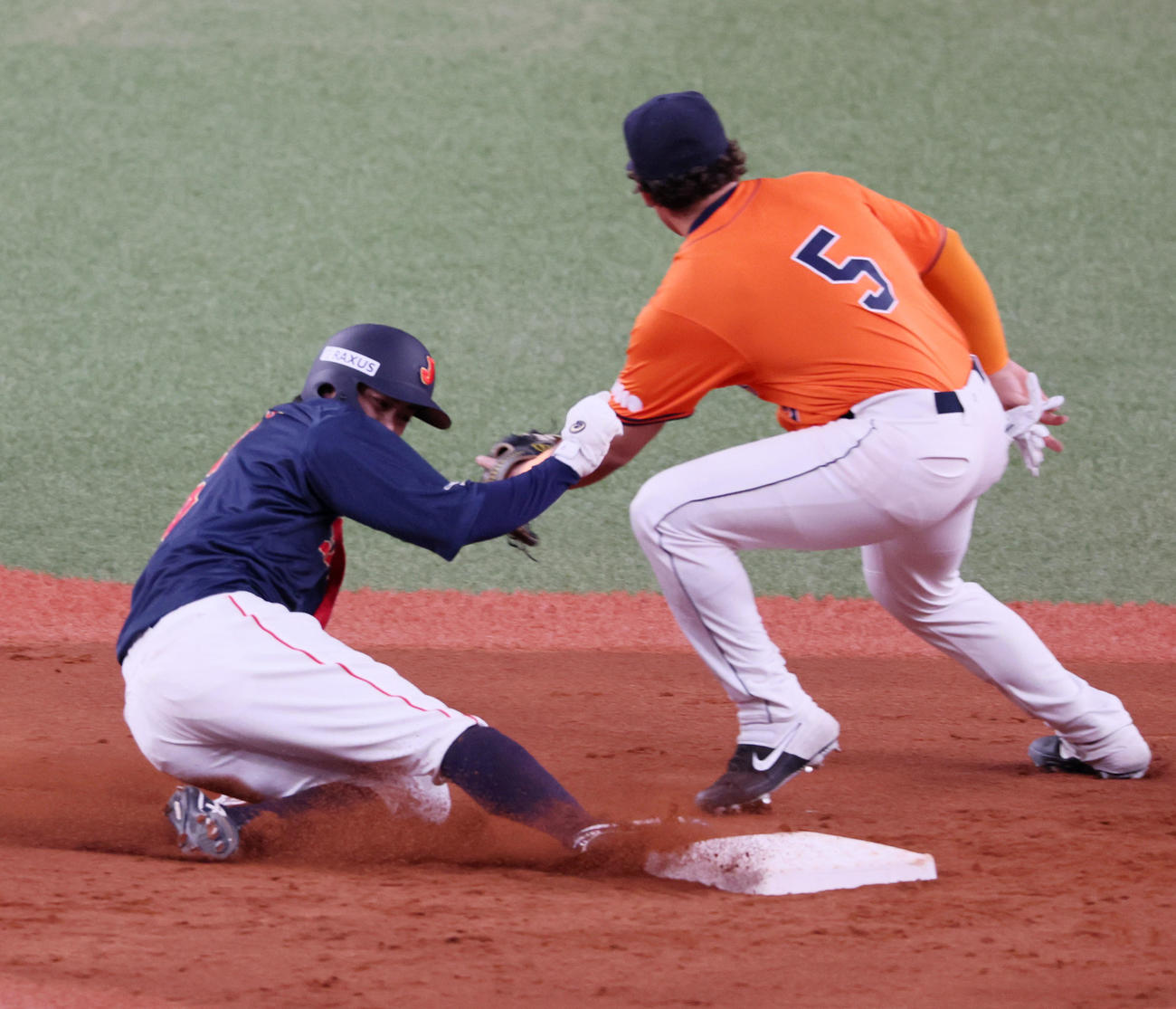 日本対オランダ　5回表日本無死一塁、一塁走者森敬は二塁盗塁を決める。野手クロース（撮影・加藤哉）