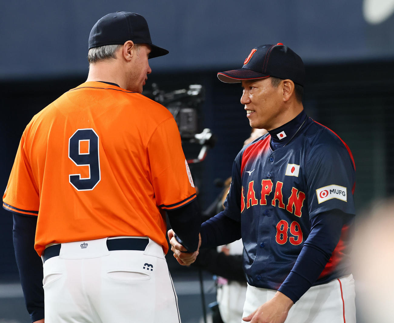 オランダ対日本　試合を終え握手を交わすオランダ代表トフーン監督（左）と日本井端監督（撮影・藤尾明華）
