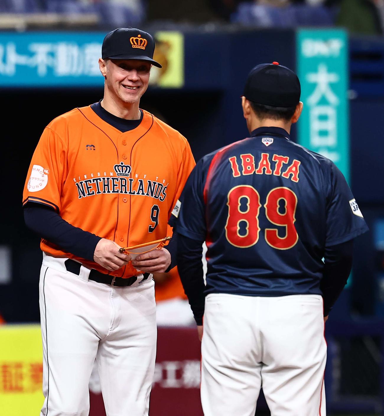 日本対オランダ　井端監督（右）とメンバー交換をするトフーン監督（撮影・上田博志）
