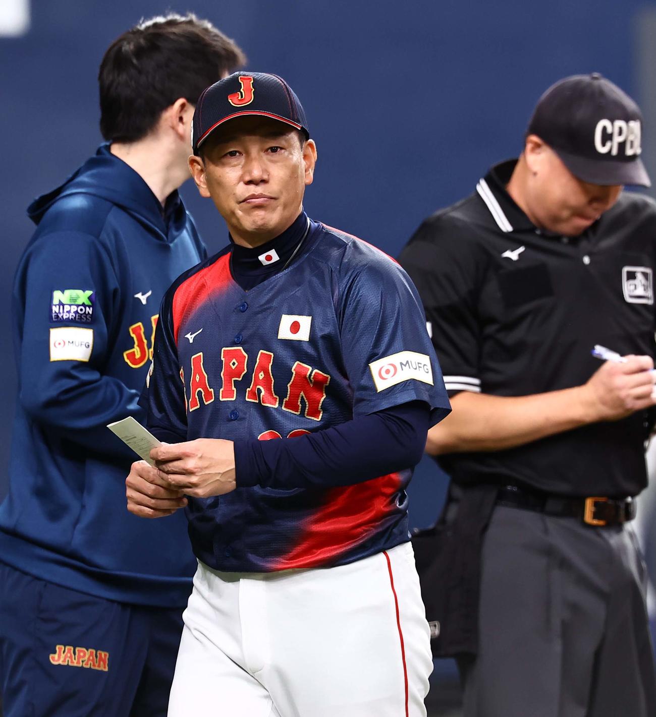 日本対オランダ　選手交代を告げる井端監督（撮影・上田博志）