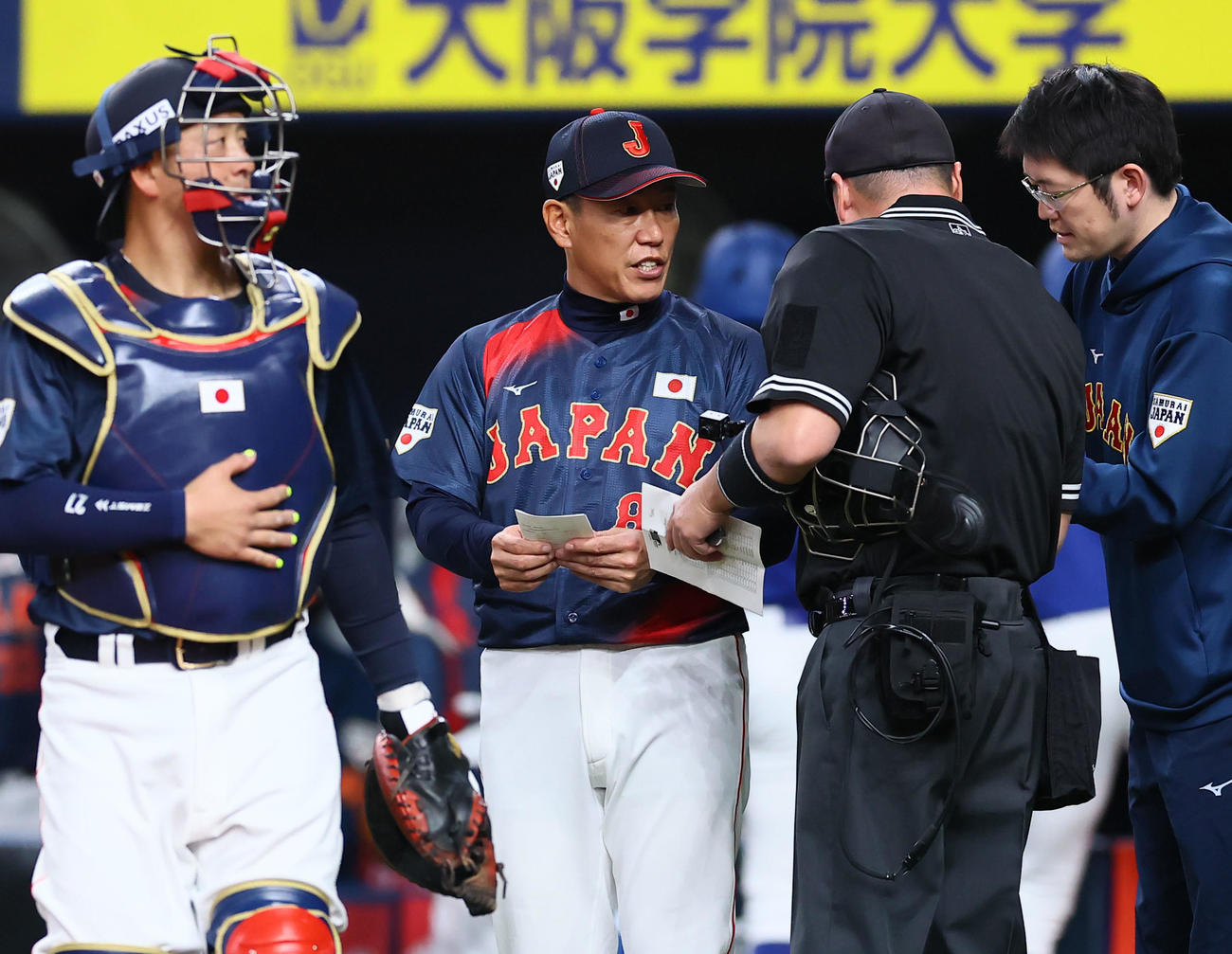 オランダ対日本　3回、交代を告げる日本井端監督（左から2人目）（撮影・藤尾明華）