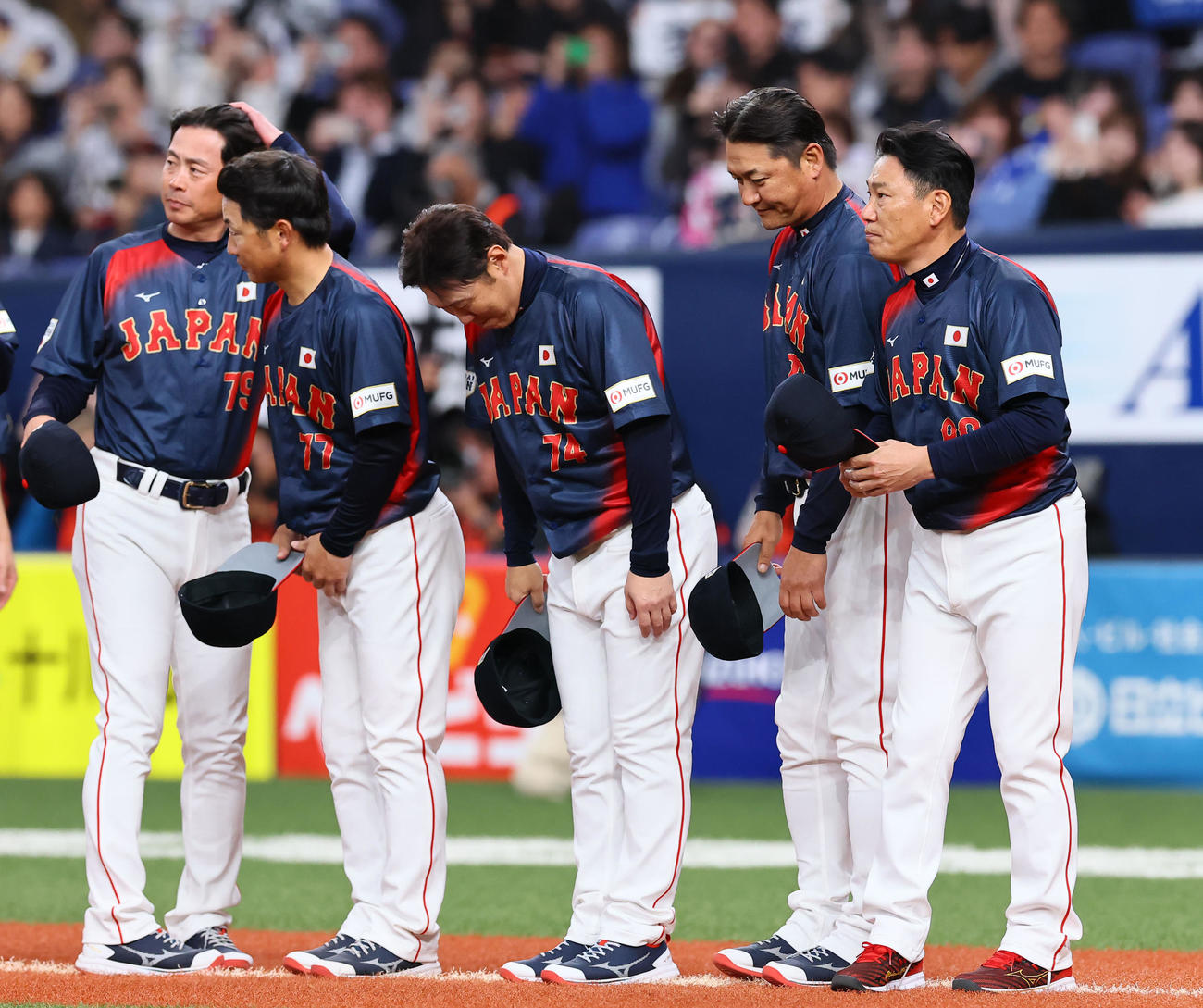 オランダ対日本　オランダに勝利し、ファンにあいさつする日本井端監督（右端）（撮影・藤尾明華）