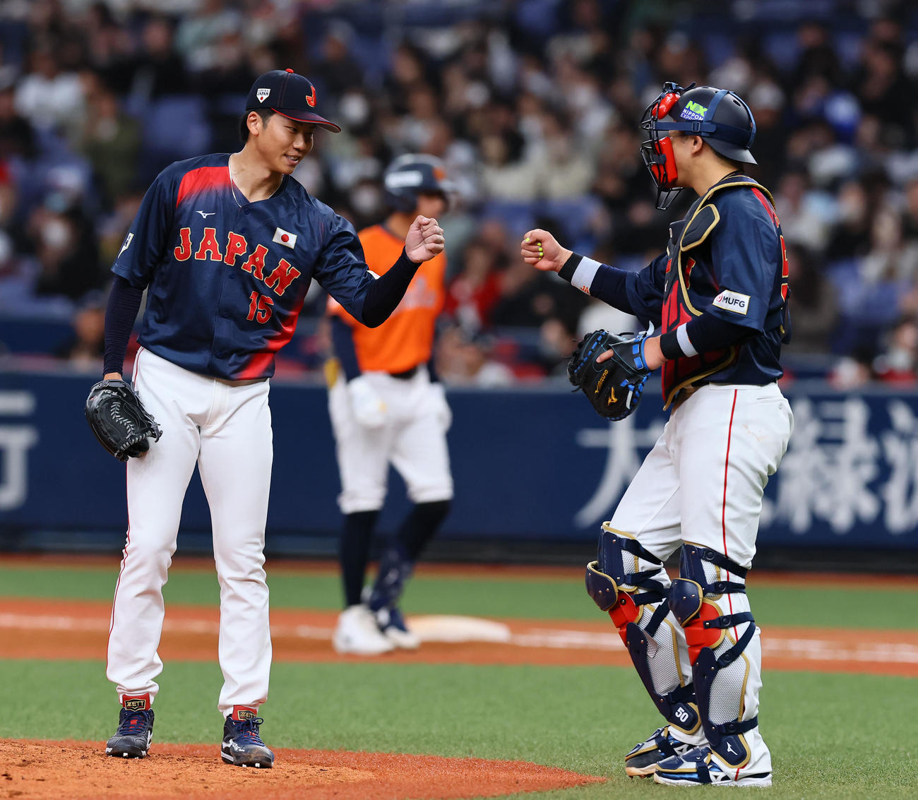 オランダ対日本　オランダに勝利し、山本（右）とタッチを交わす日本曽谷（撮影・藤尾明華）