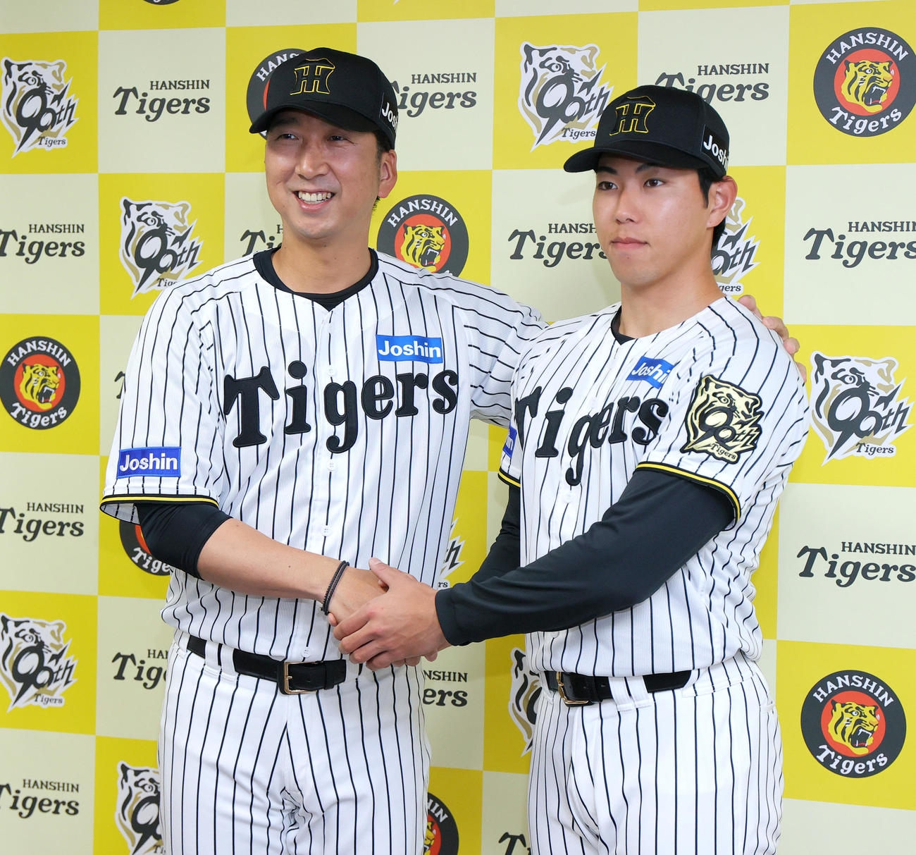 オープン戦・阪神対DeNA　阪神工藤（右）は支配下選手契約を結び藤川監督と握手をかわす（撮影・上山淳一）