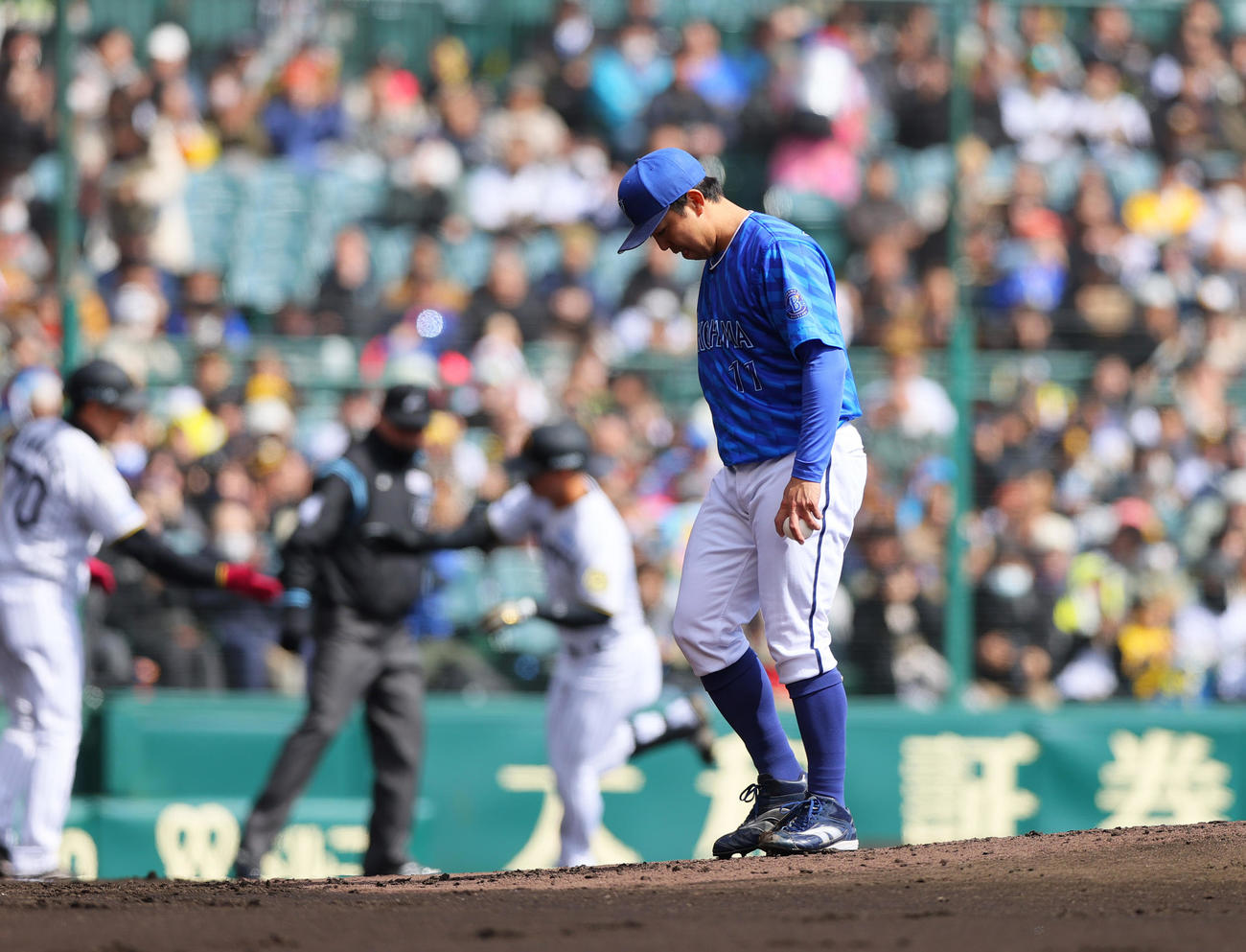 オープン戦・阪神対DeNA 1回裏阪神1死一塁、東（手前）は前川に先制の右越え2点本塁打を被弾する（撮影・上山淳一）