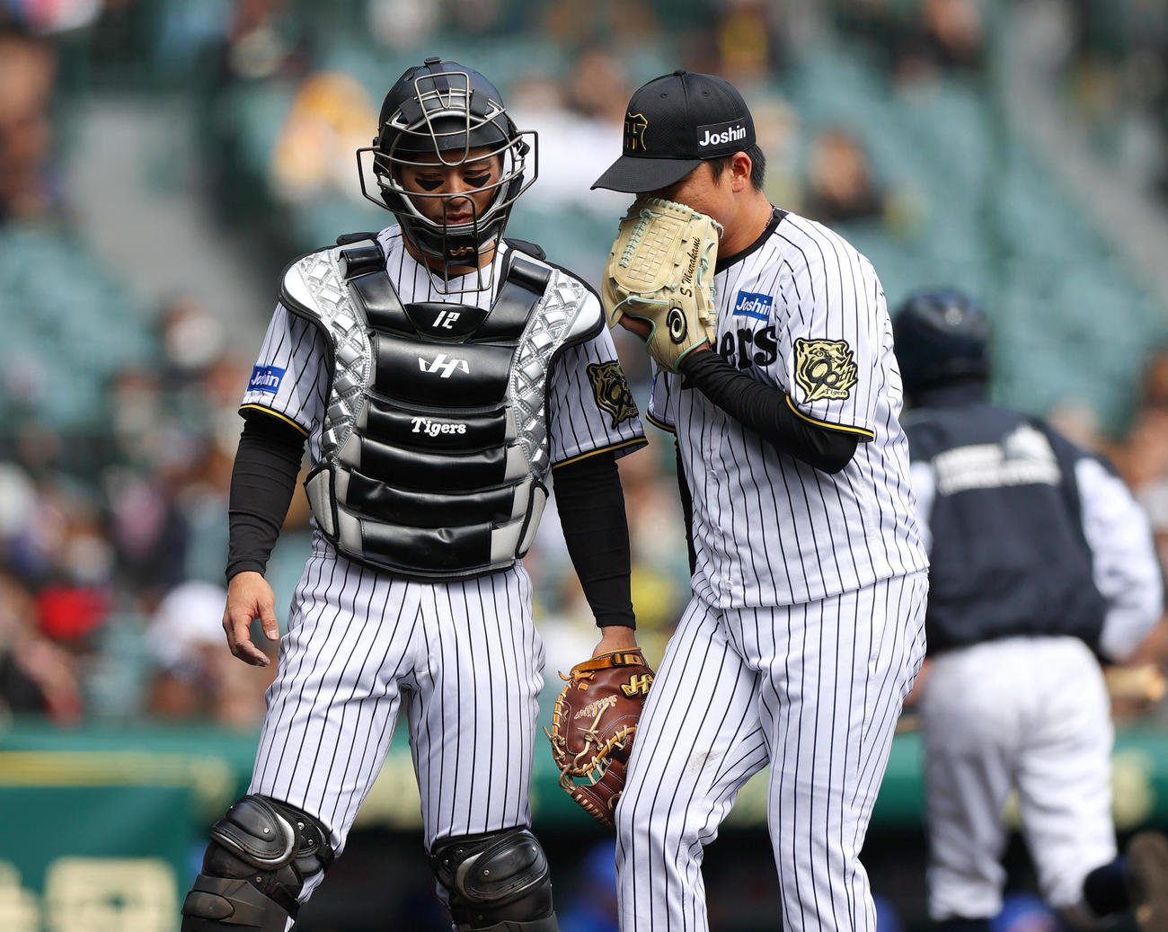 オープン戦・阪神対DeNA　阪神村上（右）は3回を投げ終え捕手坂本と話しながらベンチへ引き揚げる（撮影・上山淳一）