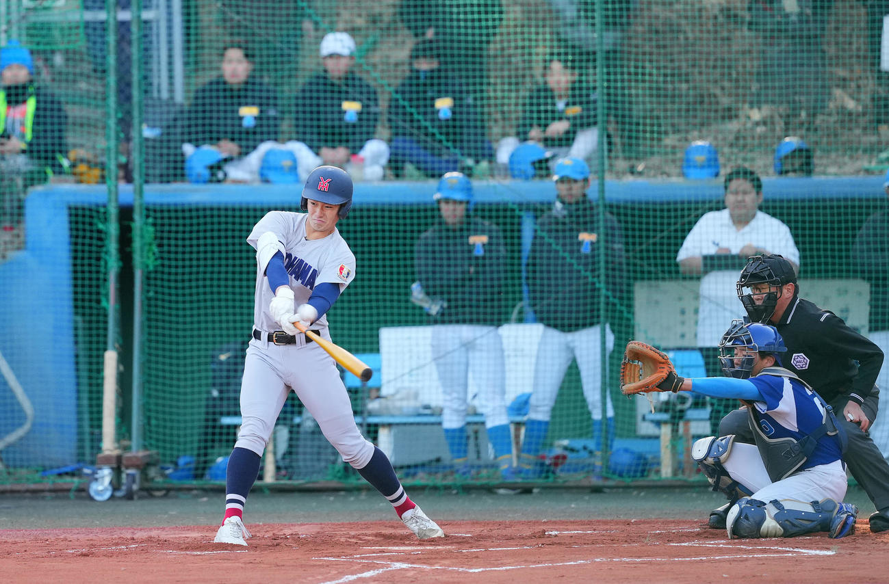横浜対東大　7回表横浜1死二塁、適時二塁打を放つ奥村頼（撮影・垰建太）