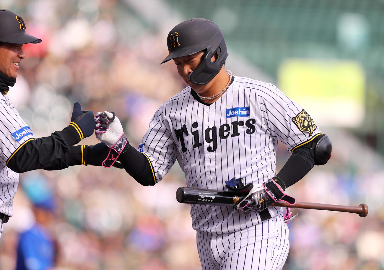 オープン戦・阪神対DeNA 7回裏阪神1死二塁、代打大山（右）は右適時二塁打を放ち交代となり筒井外野守備兼走塁チーフコーチとタッチをかわしベンチへ引き揚げる（撮影・上山淳一）