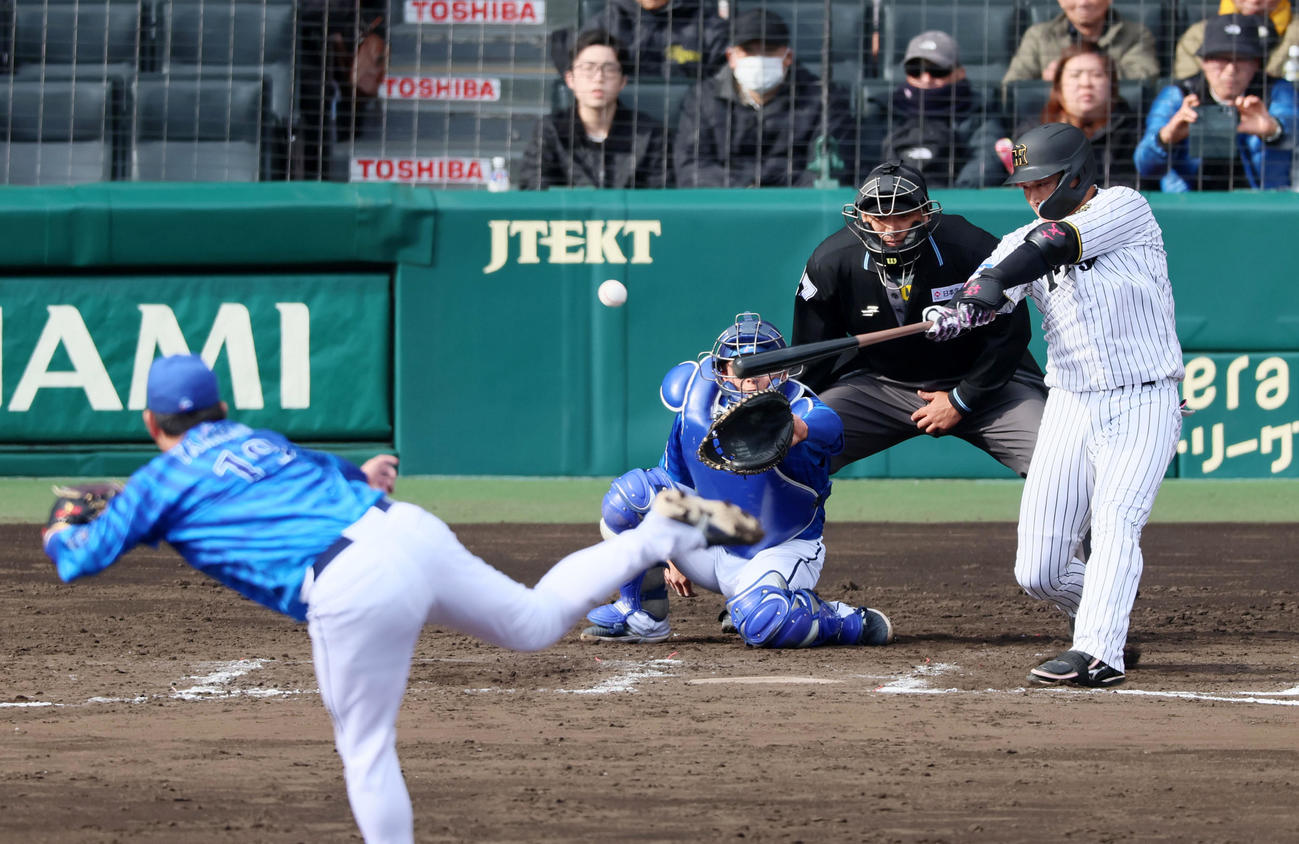 阪神対DeNA 7回裏阪神2死二塁、代打大山は右越え適時二塁打を放つ。投手山崎（撮影・加藤哉）