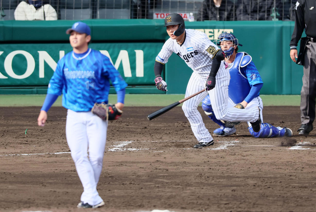 阪神対DeNA 7回裏阪神2死二塁、代打大山は右越え適時二塁打を放つ。投手山崎（撮影・加藤哉）