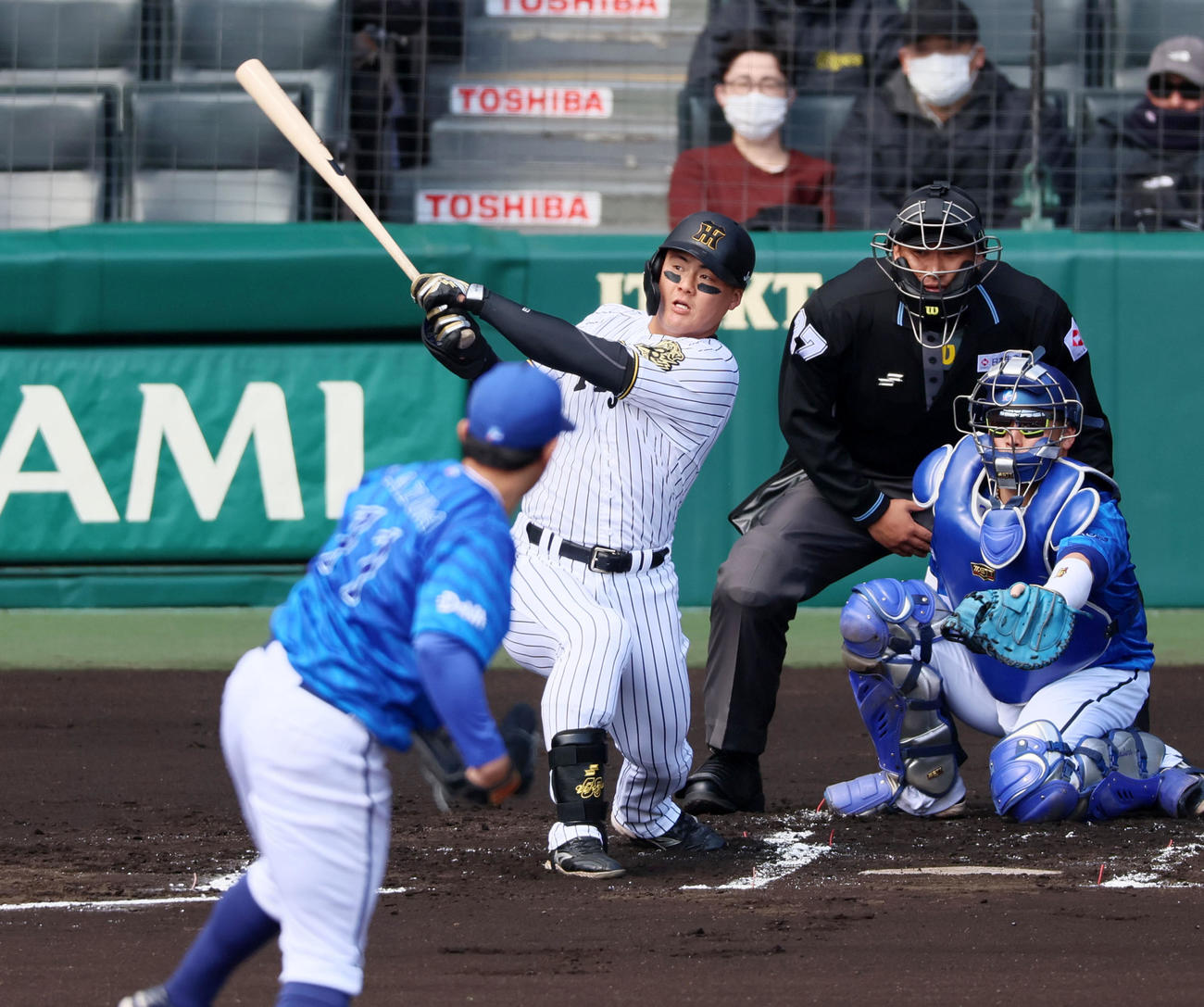 阪神対DeNA 1回裏阪神1死一塁、前川は右越え2点本塁打を放つ。投手東（撮影・加藤哉）
