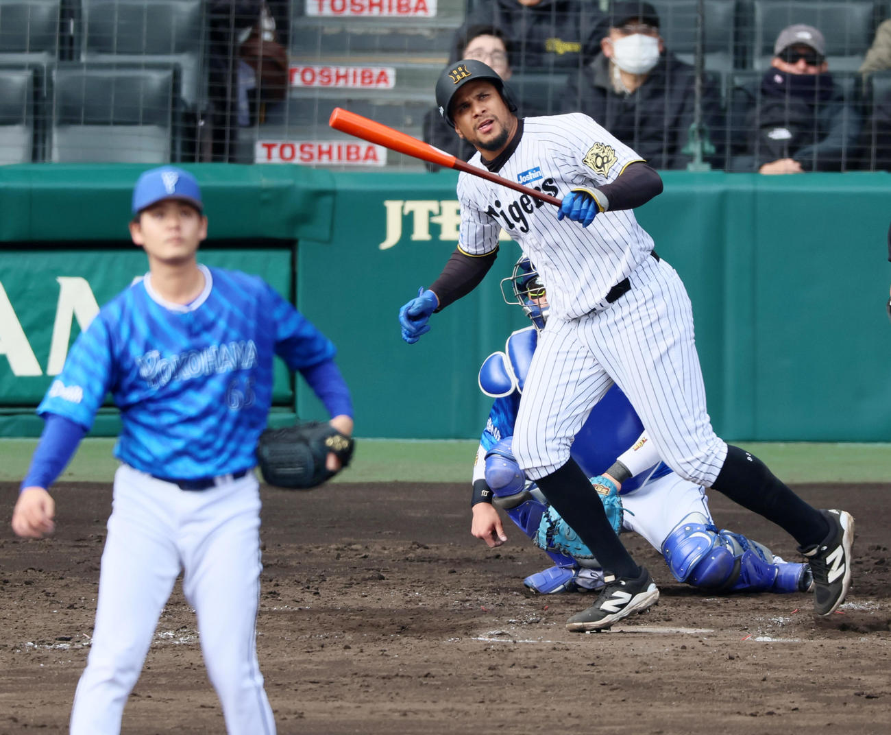 阪神対DeNA 5回裏阪神1死、ヘルナンデスは左中間越えにソロ本塁打を放つ。投手宮城（撮影・加藤哉