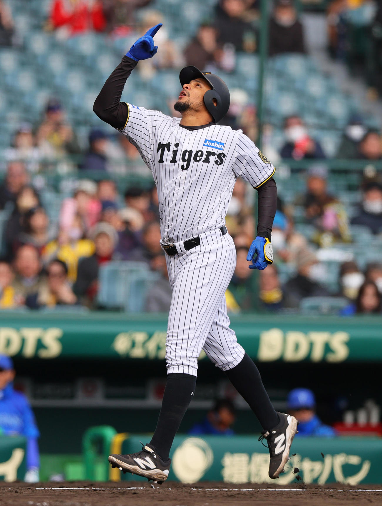 オープン戦・阪神対DeNA 5回裏阪神1死、ヘルナンデスは左中間越えソロ本塁打を放ちポーズを決める（撮影・上山淳一）