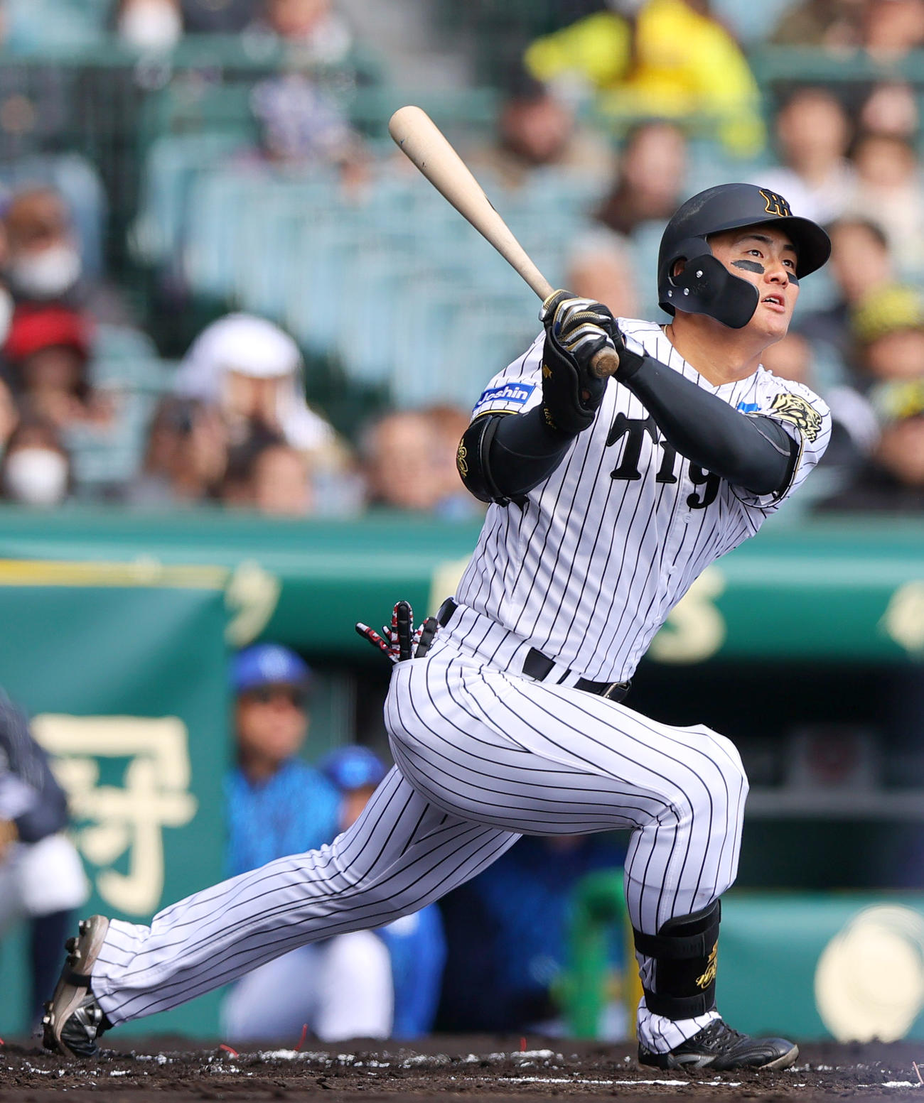 オープン戦・阪神対DeNA 1回裏阪神1死一塁、前川は先制の右越え2点本塁打を放つ（撮影・上山淳一）