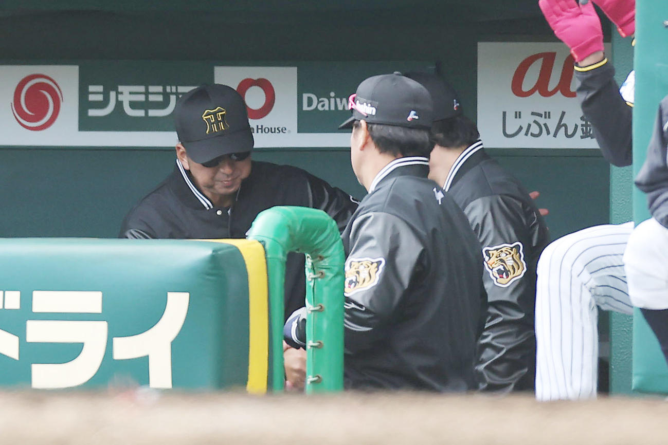 阪神対DeNA DeNAに勝利し、コーチらと握手を交わす藤川監督（左）（撮影・前田充）