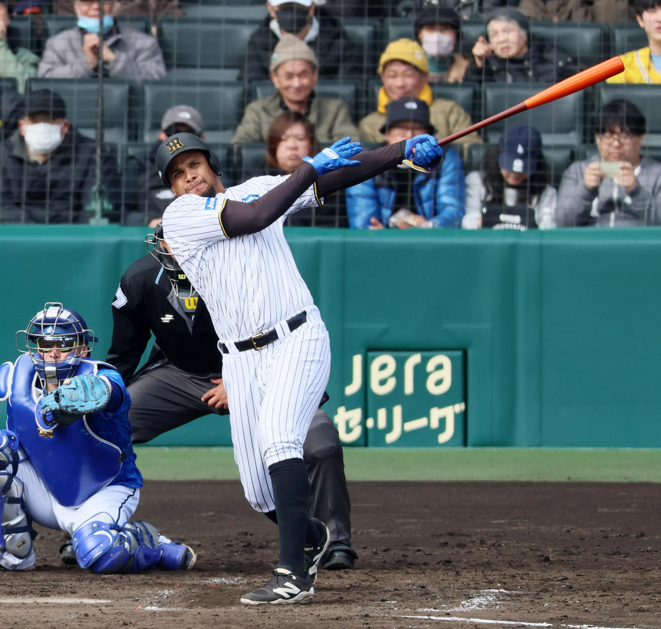阪神対DeNA 5回裏阪神1死、ヘルナンデスは左中間越えにソロ本塁打を放つ（撮影・加藤哉