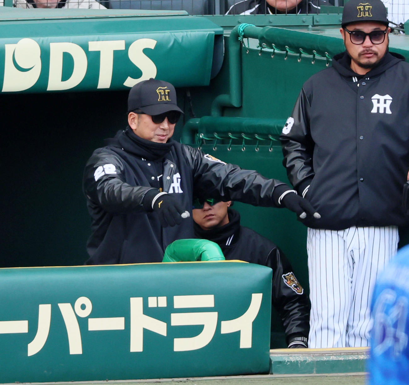 阪神対DeNA 8回裏阪神無死、藤川監督は糸原の一塁判定にリクエストする（撮影・加藤哉）