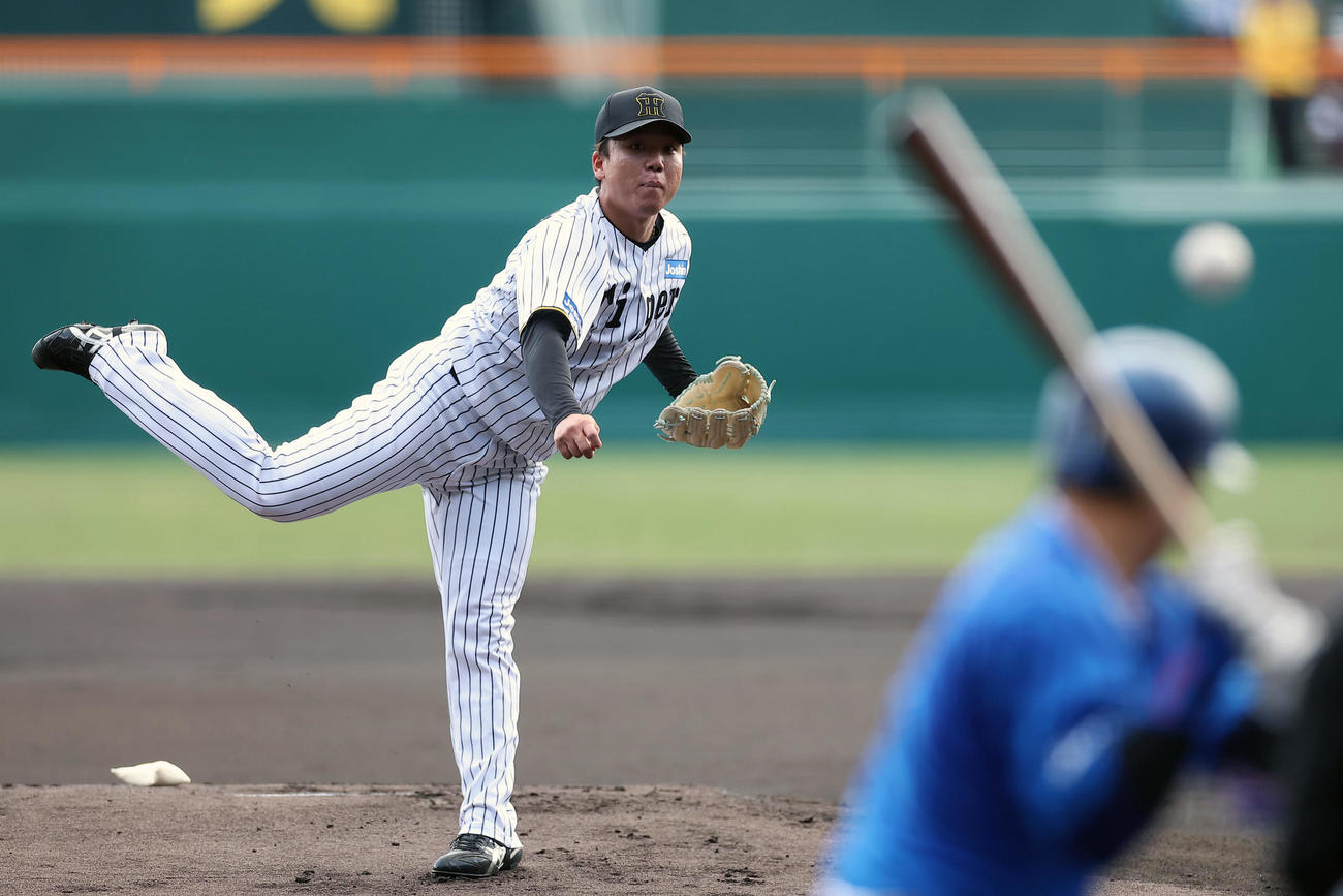 阪神対DeNA　力投する阪神先発の村上。打者桑原（撮影・前田充）