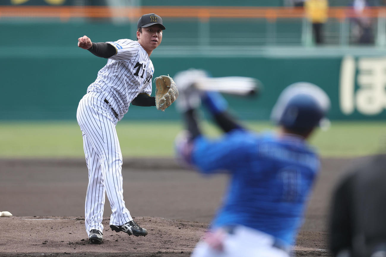 阪神対DeNA 1回表DeNA無死、桑原を空振り三振に仕留める村上（撮影・前田充）