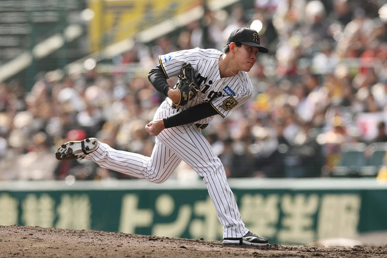 阪神対DeNA　力投する阪神2番手の富田（撮影・前田充）