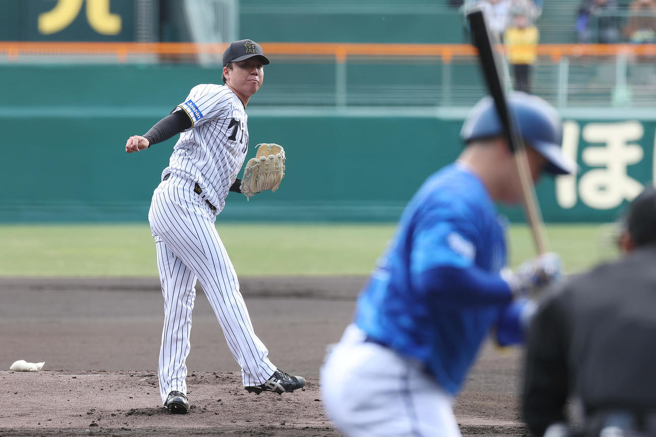 阪神対DeNA 1回表DeNA1死、牧を見逃し三振に仕留める村上（撮影・前田充）