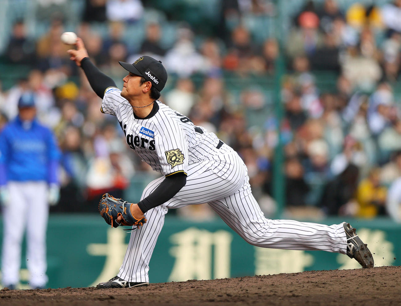 オープン戦・阪神対DeNA 9回表、阪神5番手で登板の岡留（撮影・上山淳一）