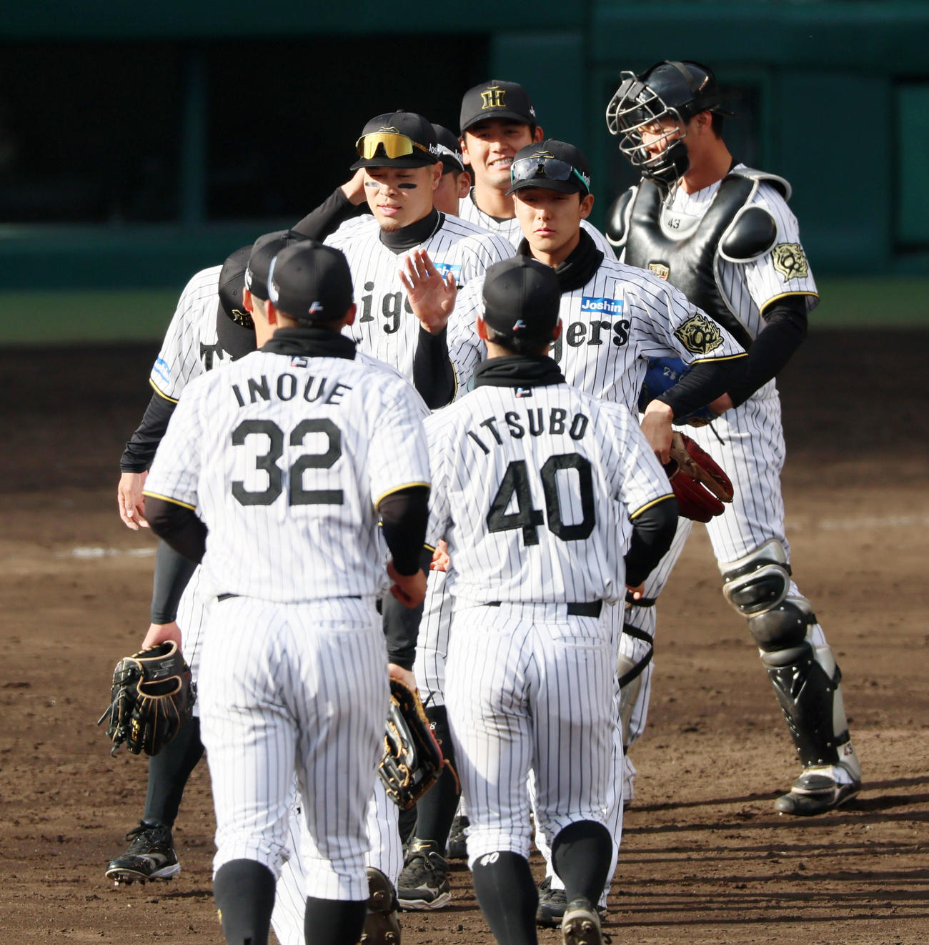阪神対DeNA DeNAに勝利しタッチする岡留（中央）ら阪神ナイン（撮影・加藤哉）