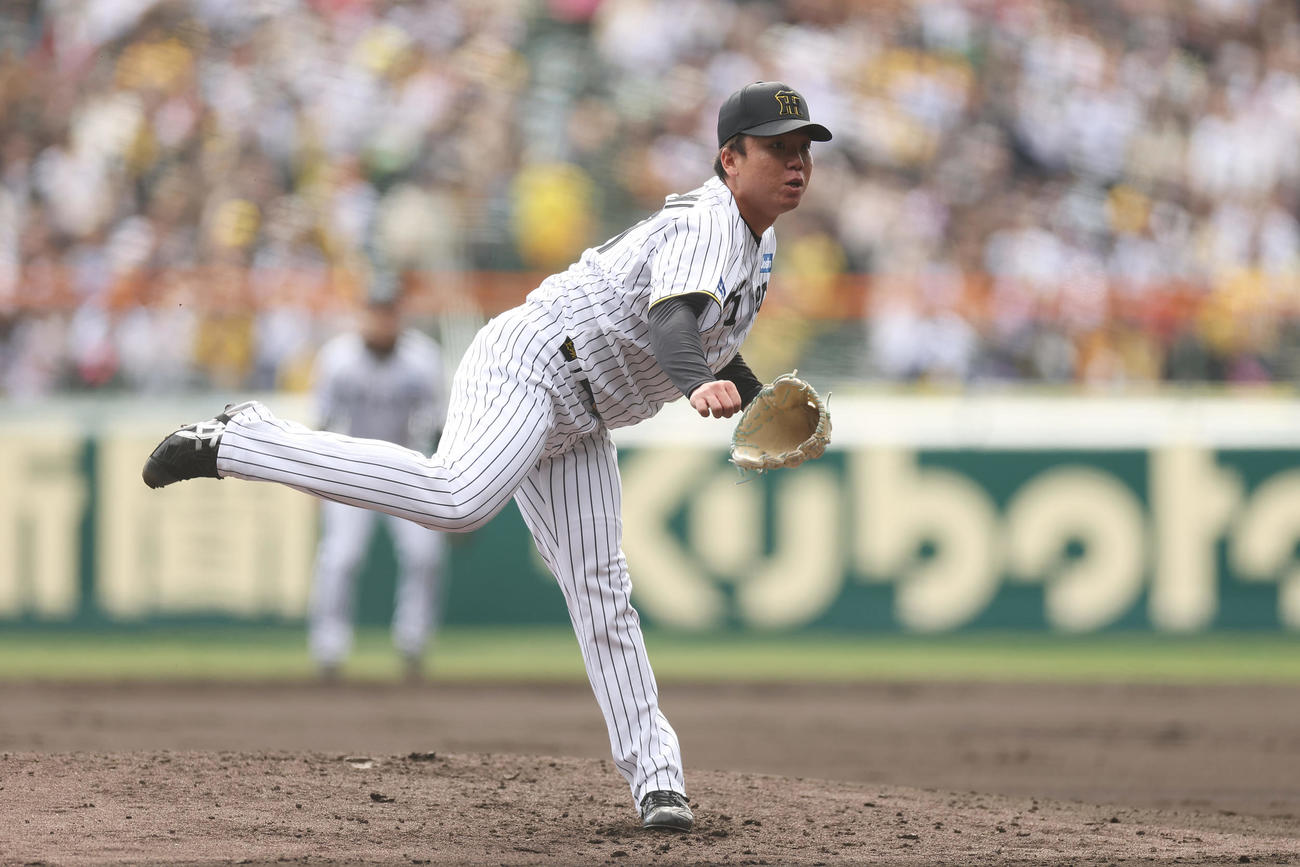 阪神対DeNA　力投する阪神先発の村上（撮影・前田充）