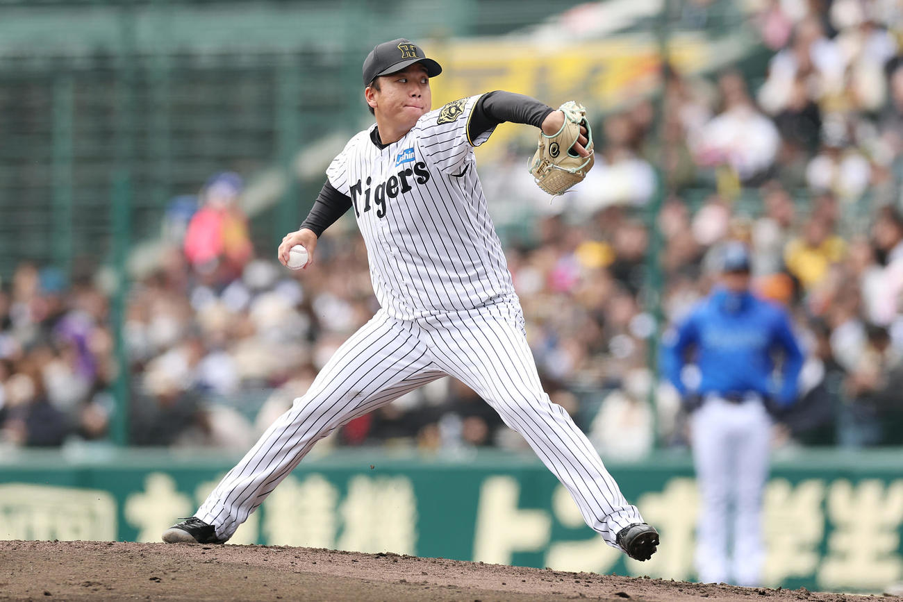 阪神対DeNA　力投する阪神先発の村上（撮影・前田充）