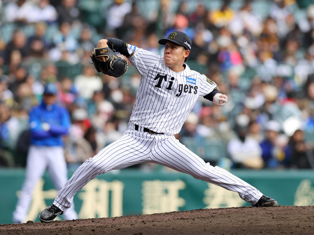 オープン戦・阪神対DeNA 4回表、阪神2番手で登板の富田（撮影・上山淳一）