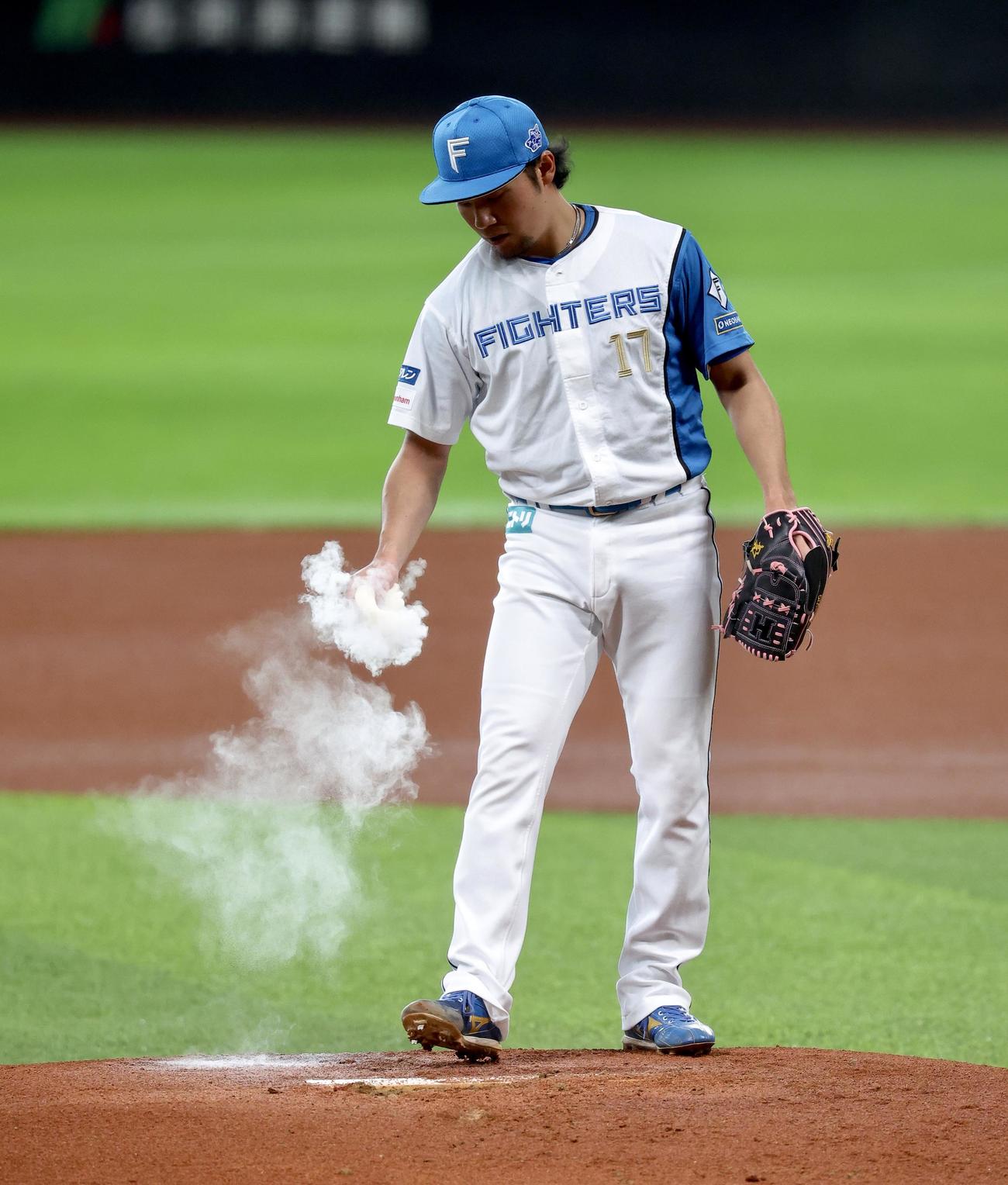 マウンドに上がる日本ハム伊藤（撮影・河田真司）