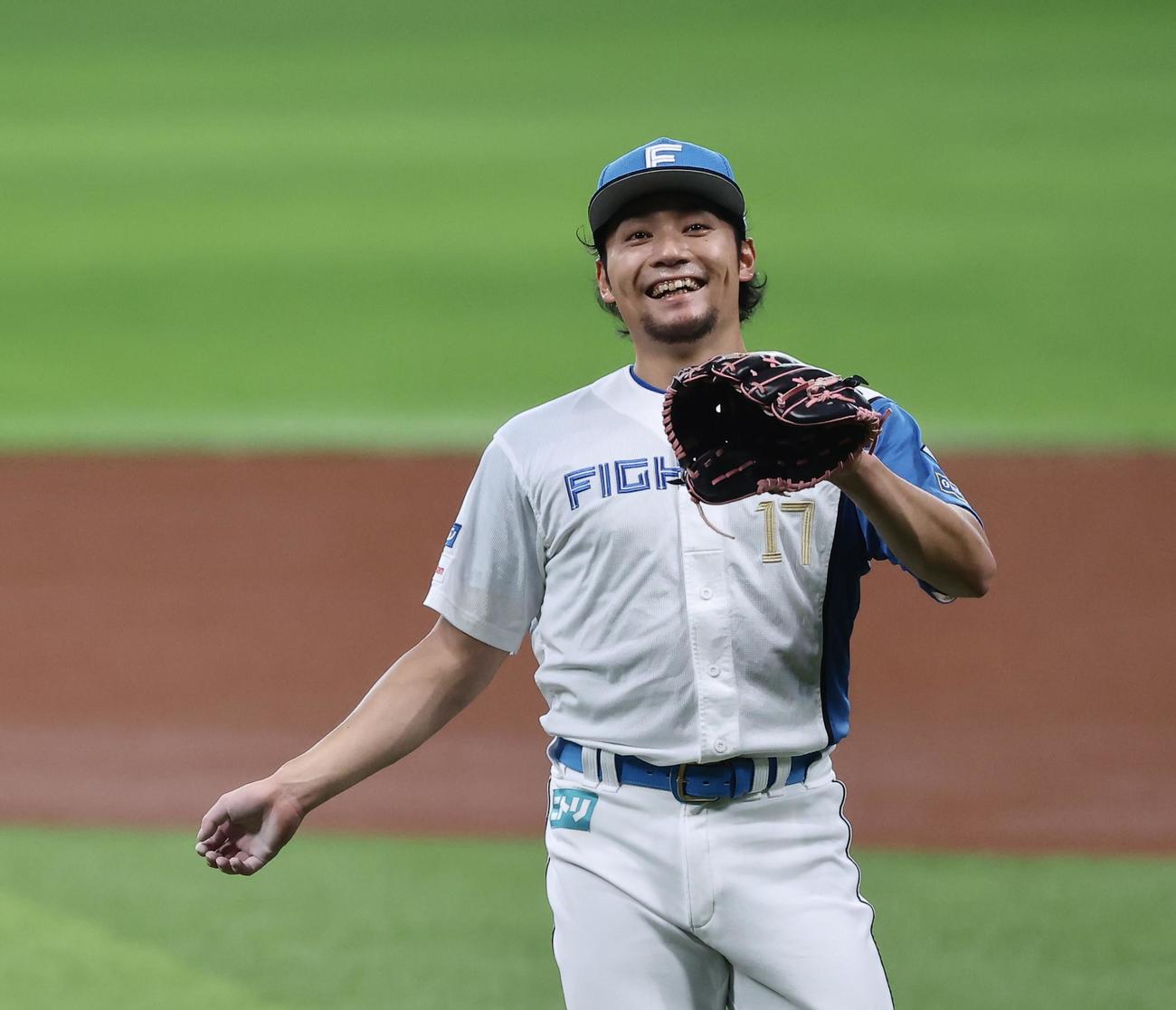 自主練習で笑顔を見せる日本ハム伊藤（撮影・河田真司）