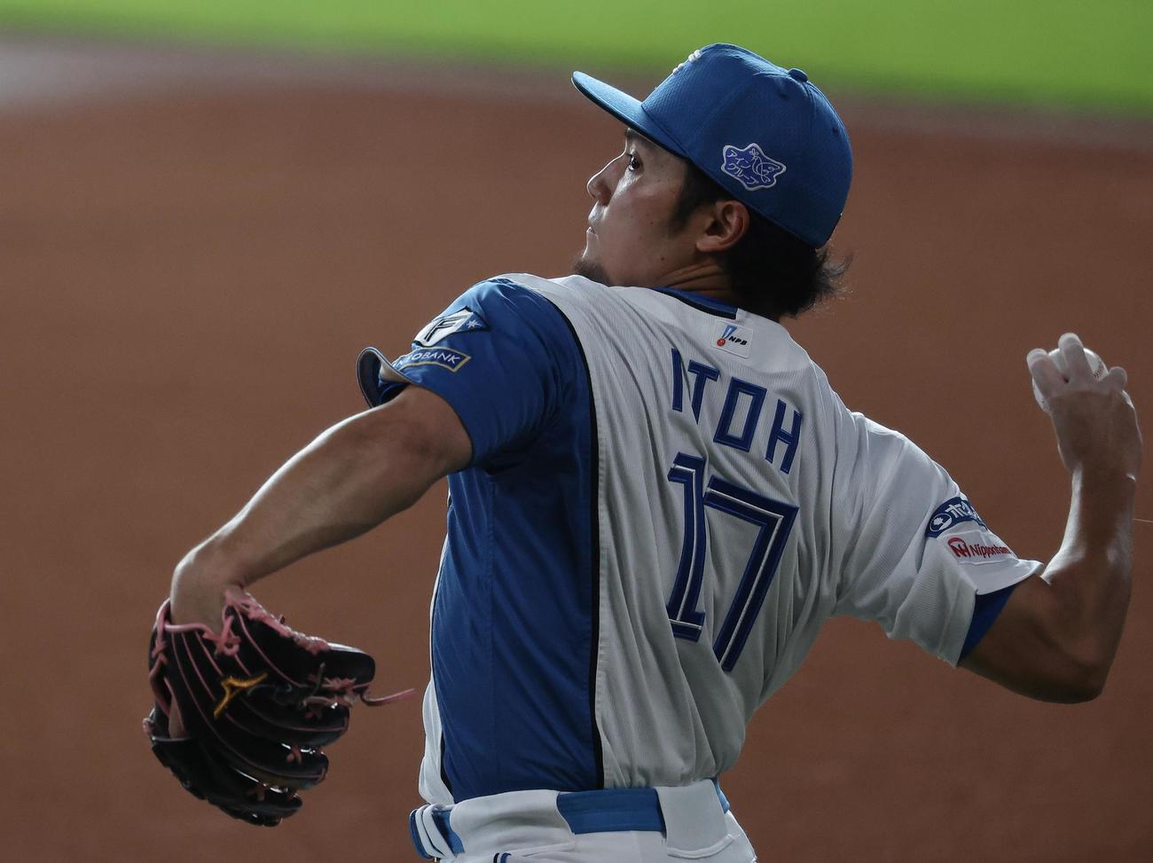 キャッチボールするする日本ハム伊藤（撮影・河田真司）