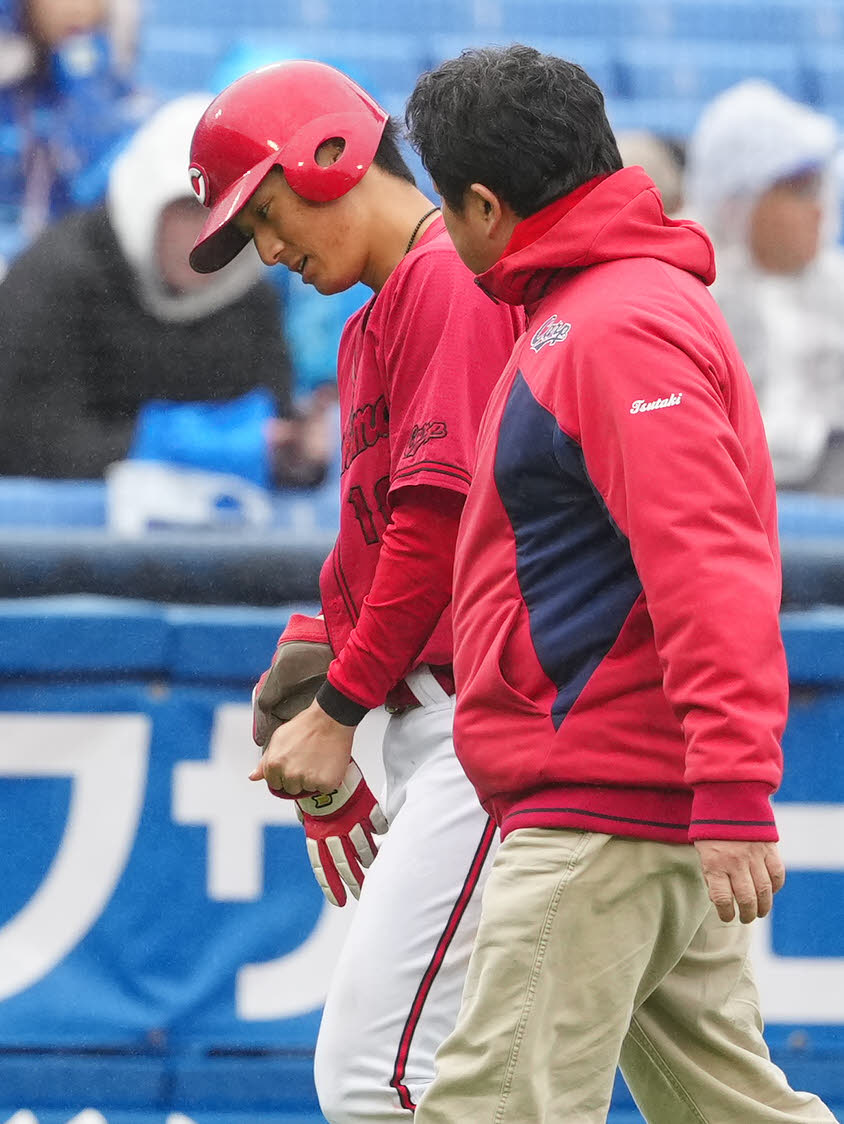 DeNA対広島　6回表、負傷しベンチに引き揚げる広島佐々木（左）（2025年3月5日撮影）