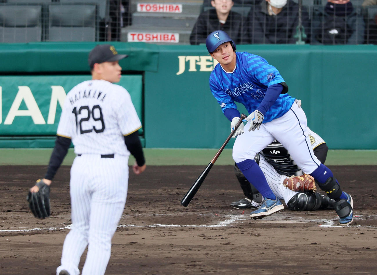 阪神対DeNA 7回表DeNA2死、知野は左越え二塁打を放つ。投手早川（撮影・加藤哉）