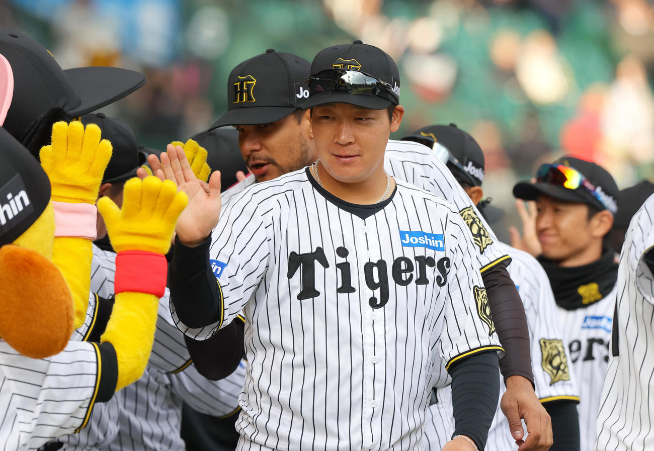 オープン戦・阪神対DeNA　阪神大山（手前）はDeNAに勝利しタッチをかわす（撮影・上山淳一）