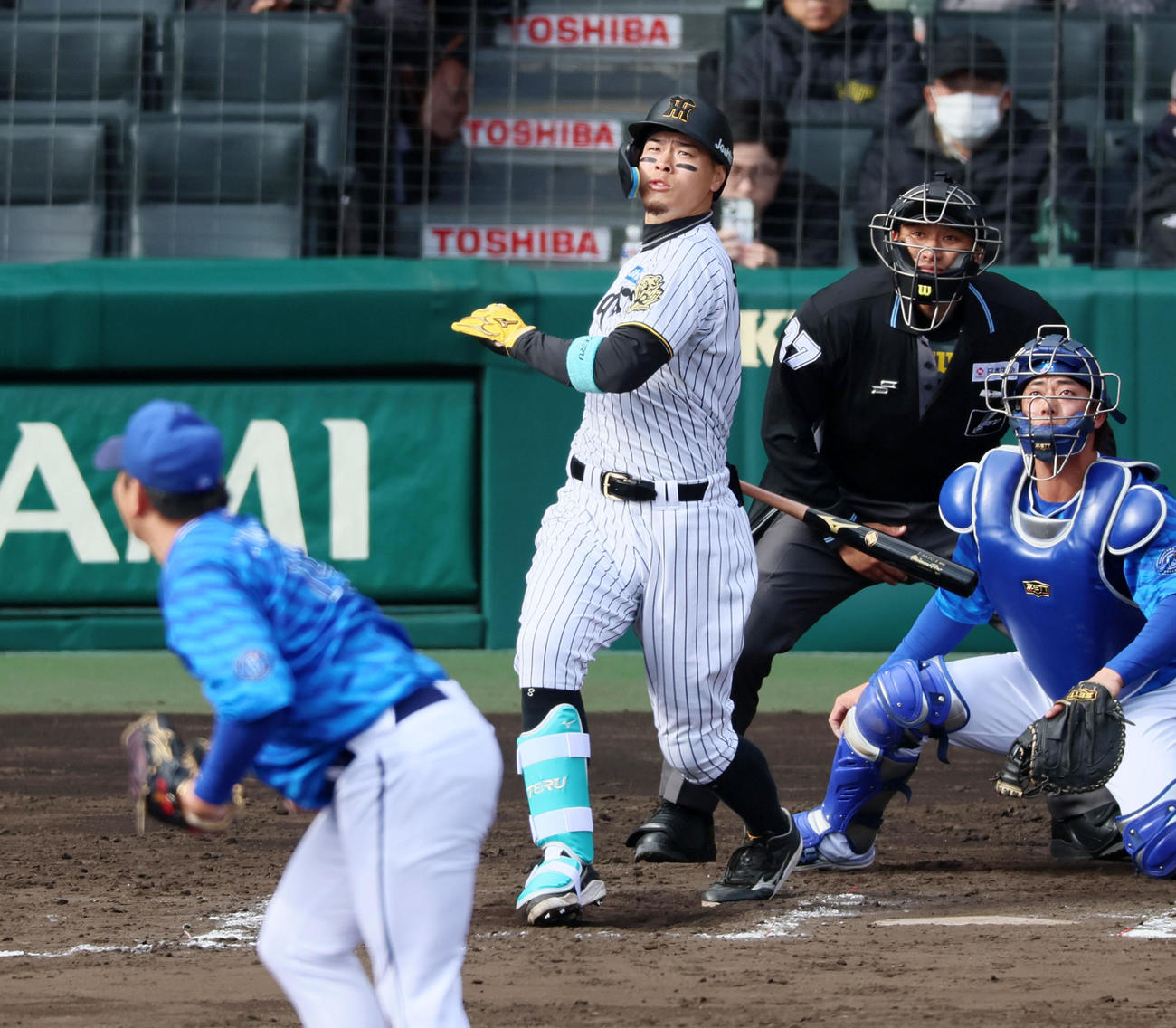 オープン戦・阪神対DeNA 7回裏阪神1死、佐藤輝は右前打を放つ。投手山崎（撮影・加藤哉）