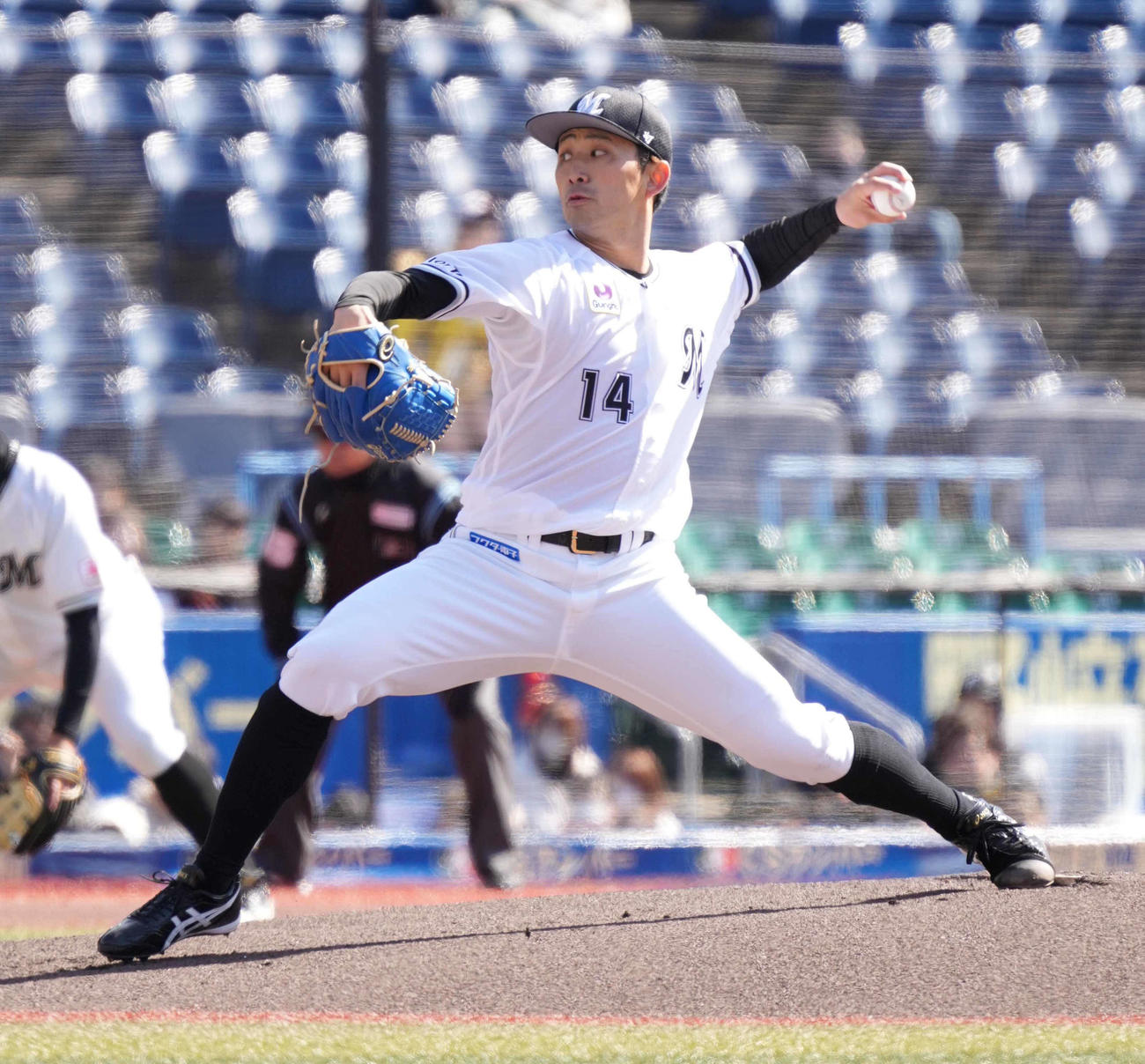 オープン戦・ロッテ対ソフトバンク　ロッテ先発の小島（撮影・小沢裕）