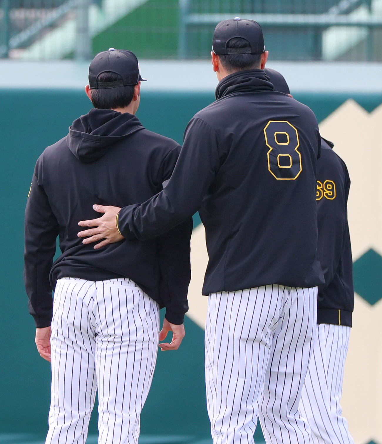 オープン戦・阪神対DeNA　試合前の練習で支配下選手契約を結んだ阪神工藤（左）を祝福する佐藤輝（撮影・上山淳一）