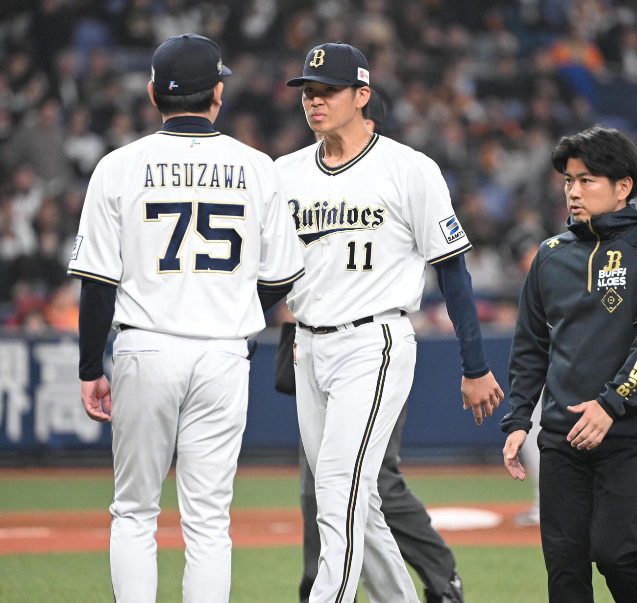 オリックス対巨人　4回表（巨人）1死二塁、治療のためベンチに下がるオリックス山下（撮影・和賀正仁）
