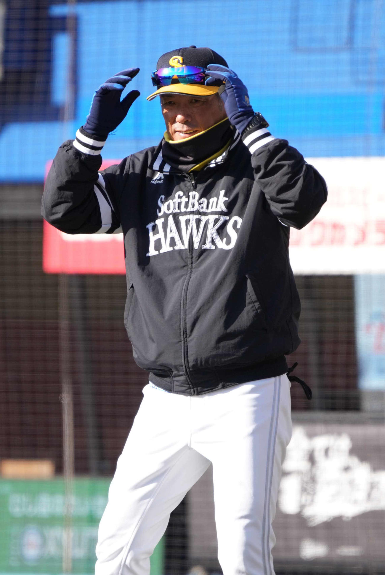 オープン戦・ロッテ対ソフトバンク　選手交代を告げベンチへ引き揚げるソフトバンク小久保監督（撮影・小沢裕）