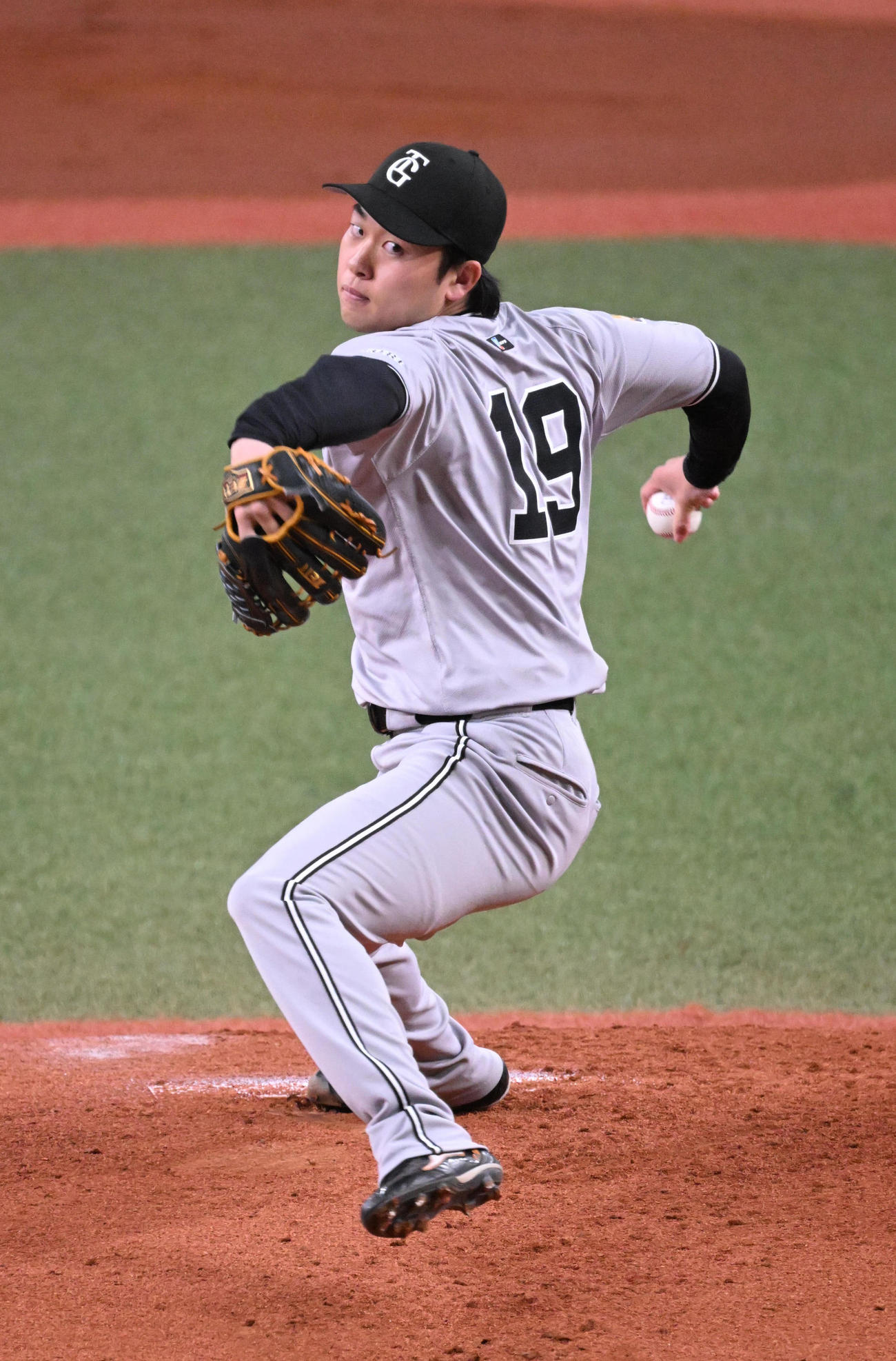 オリックス対巨人　先発する巨人山崎（撮影・和賀正仁）