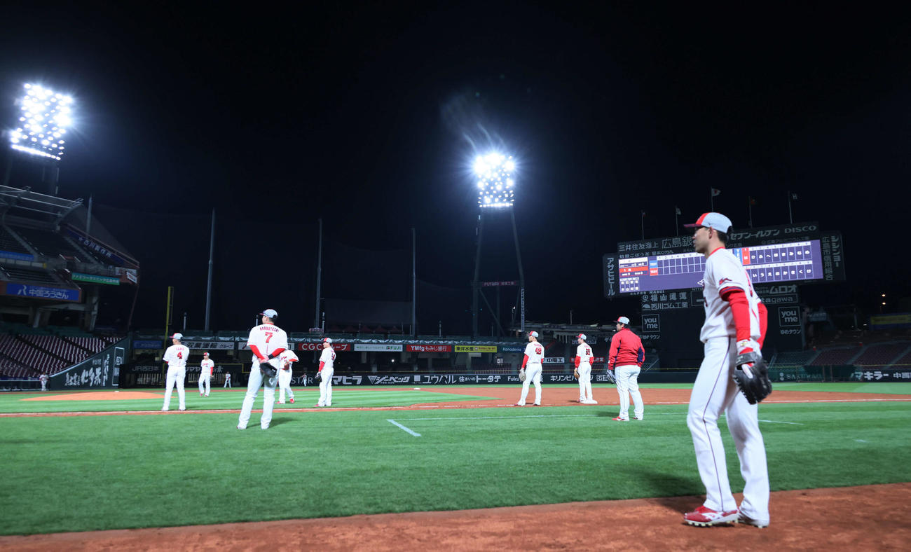 ナイター照明がLED化され、初めてナイター練習を行う広島ナイン。右は秋山（撮影・加藤孝規）
