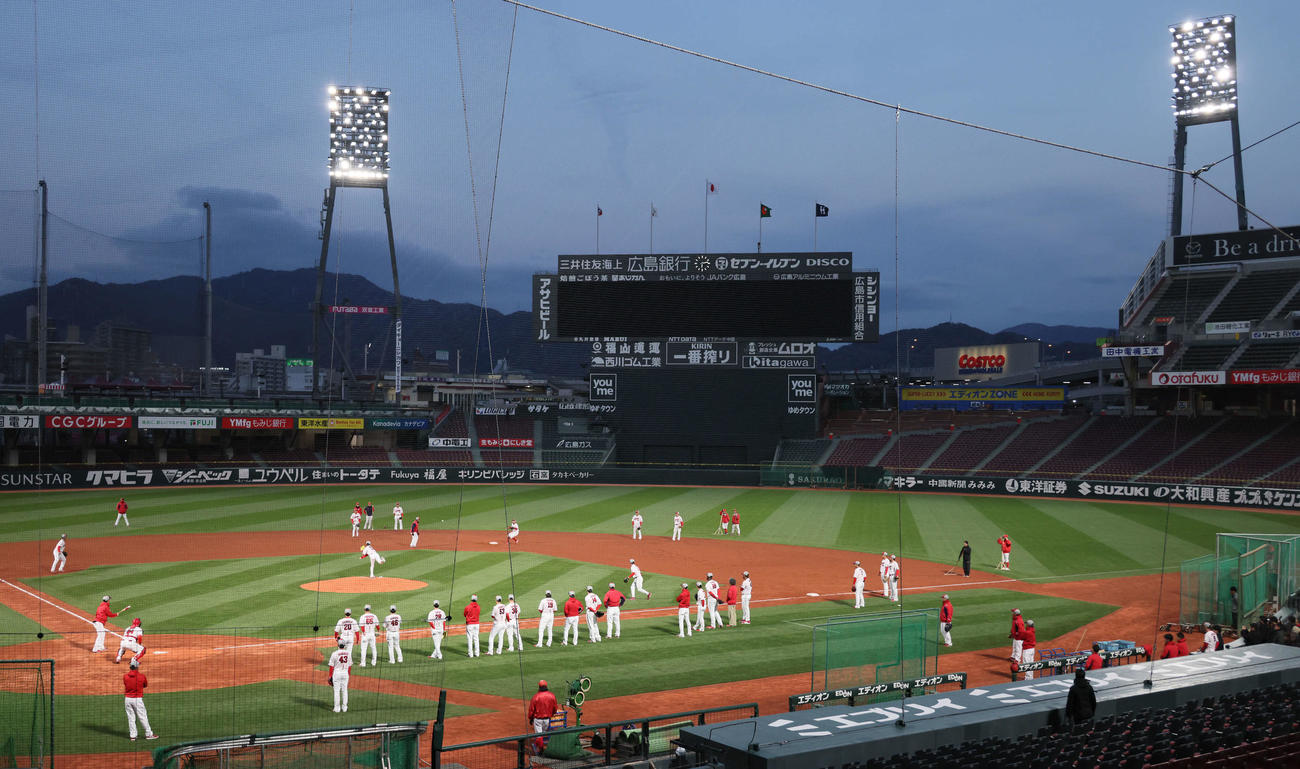 ナイター照明がLED化され、初めてナイター練習を行う広島ナイン（撮影・加藤孝規）