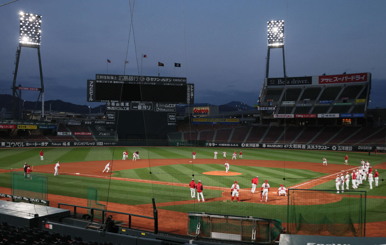 ナイター照明がLED化され、初めてナイター練習を行う広島ナイン（撮影・加藤孝規）