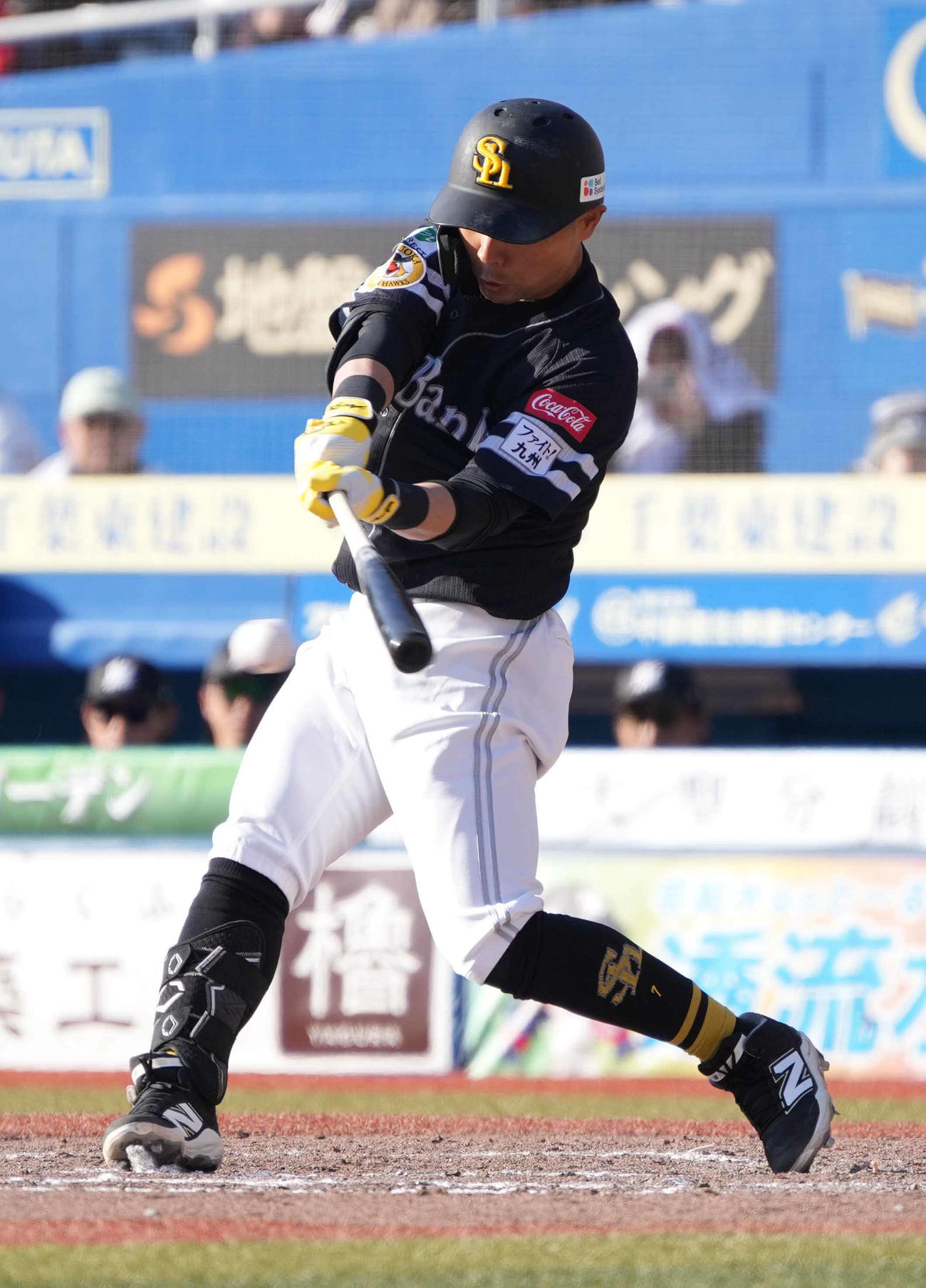 ロッテ対ソフトバンク　9回表ソフトバンク無死、代打中村は中前打を放つ（撮影・小沢裕）