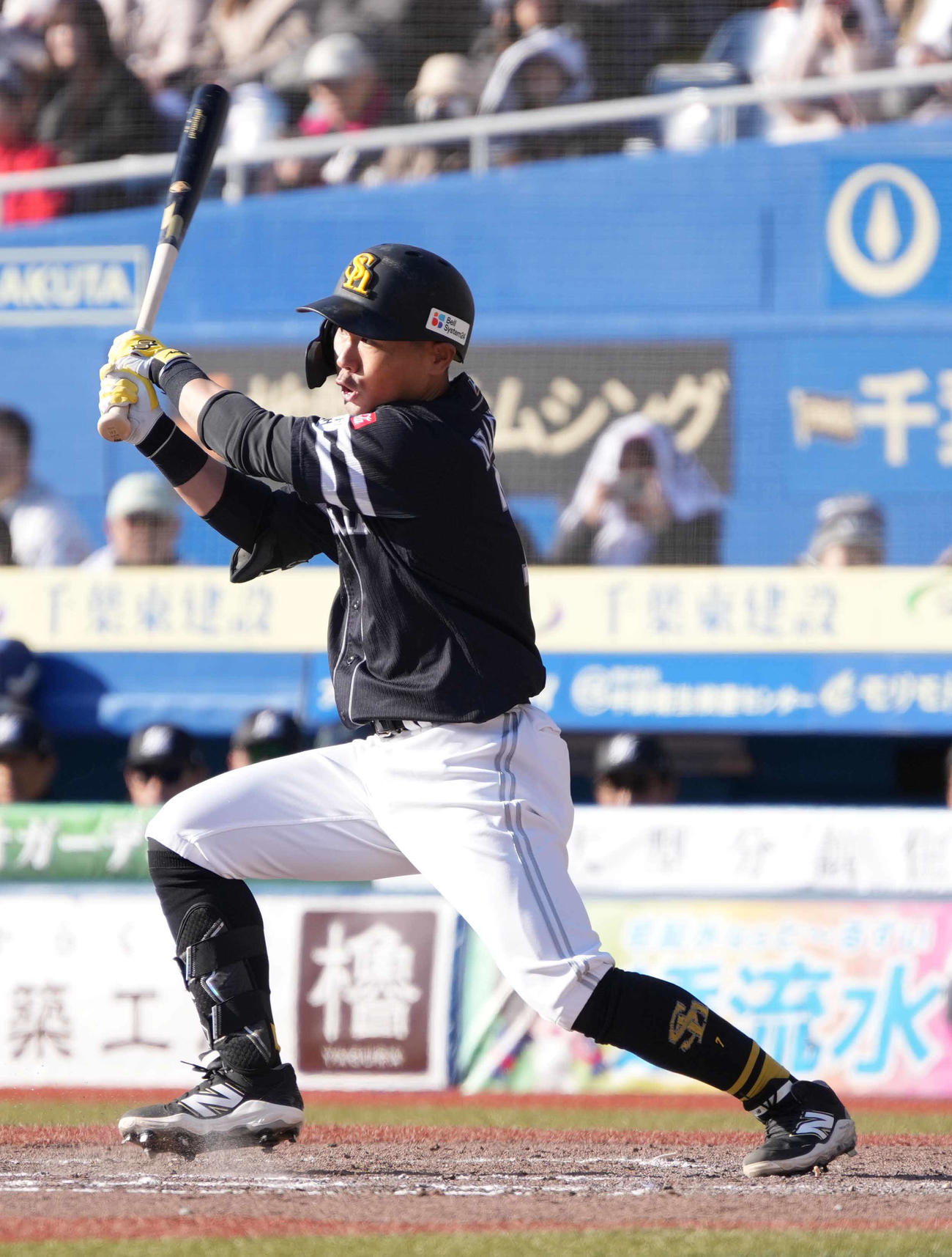 ロッテ対ソフトバンク　9回表ソフトバンク無死、代打中村は中前打を放つ（撮影・小沢裕）