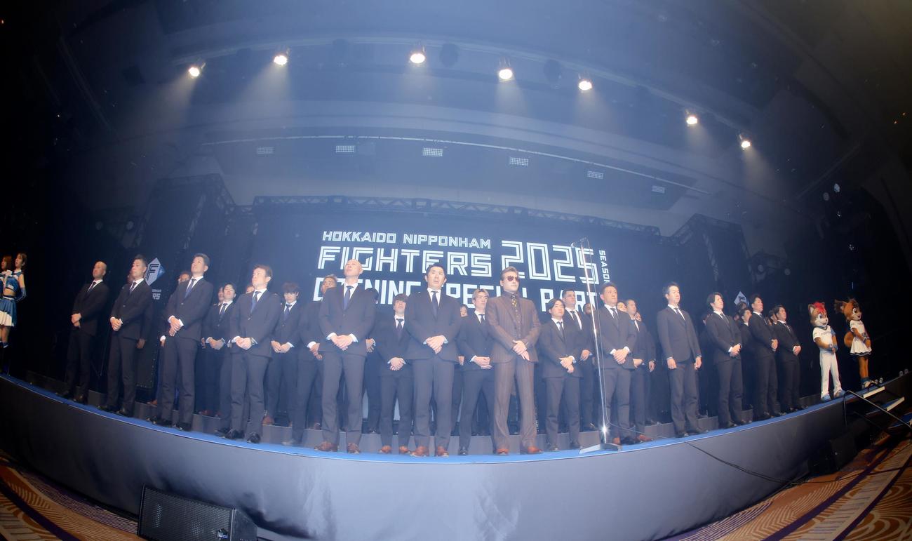 「北海道日本ハムファイターズ激励会2025シーズン開幕スペシャルパーティ」に臨む日本ハム新庄監督（中央）と選手たち（撮影・河田真司）