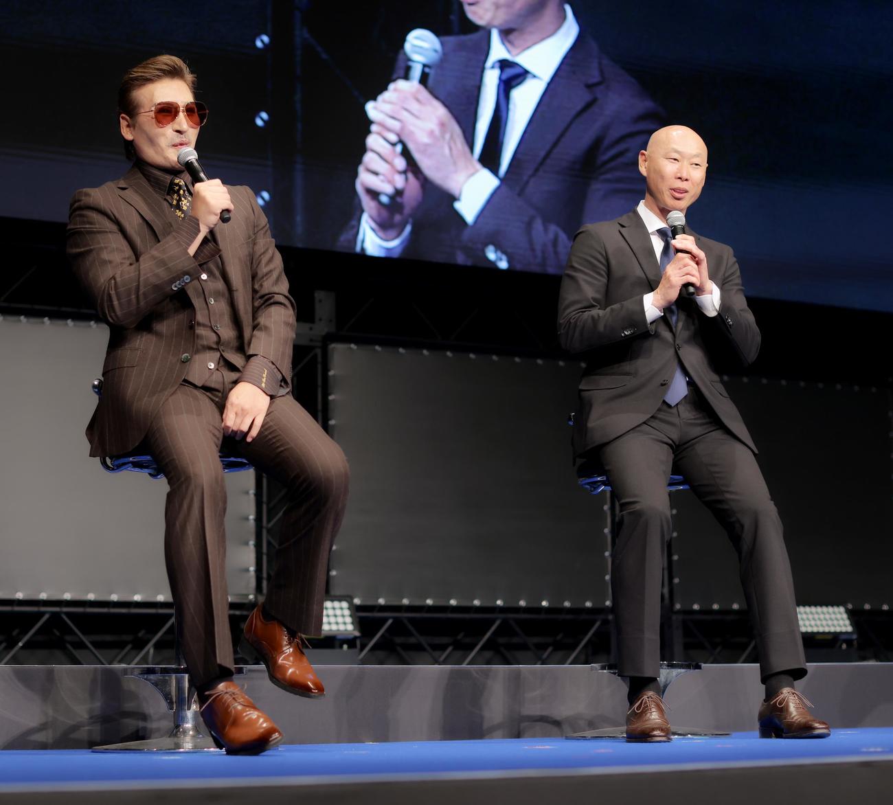 激励会で決意表明に臨む日本ハム新庄監督（左）と森本外野守備走塁コーチ（撮影・河田真司）